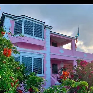 Homestay Bahamas Pink N White Castel Beach Getaway, Nassau